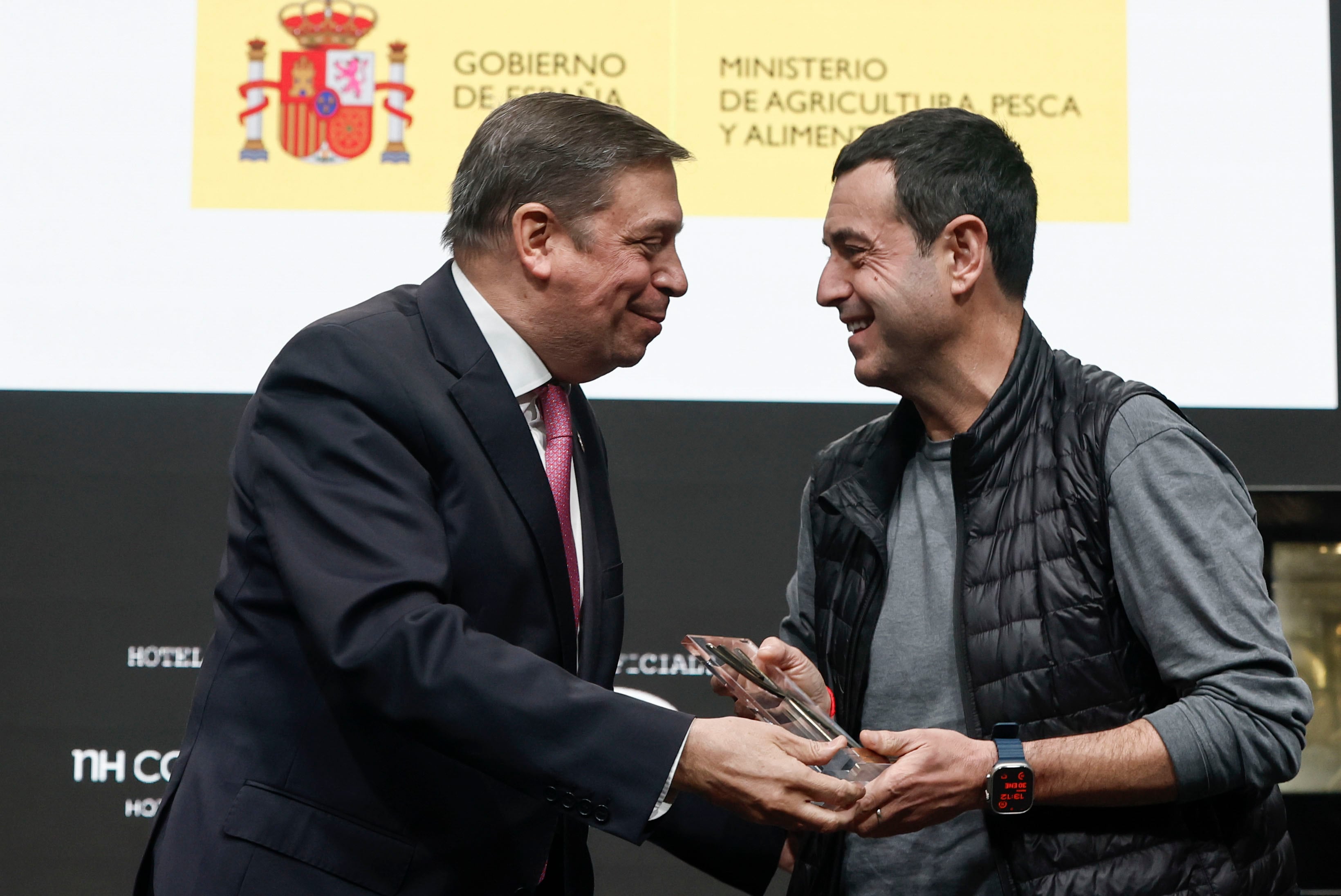 MADRID, 30/01/2024.- El ministro de Agricultura, Luis Planas (i), que asiste al XXII Congreso internacional de gastronomía Madrid Fusión, entrega del Premio &#039;Defensa del Producto&#039; de Alimentos de España al cocinero español Ricard Camarena. EFE/ Sergio Perez
