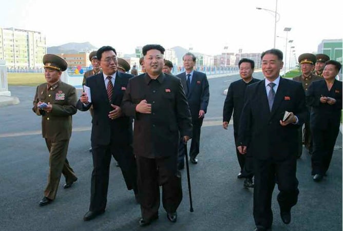 Fotografía cedida por el periódico del partido norcoreano de los Trabajadores, Rodong Sinmun, que muestra al líder Kim Jong-un caminando apoyado en un bastón durante su visita al distrito residencial científico Wisong.