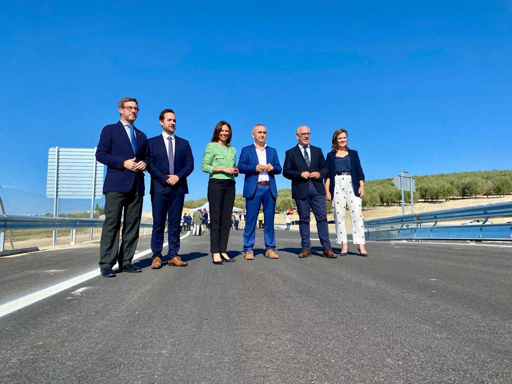 Inauguración del acceso a Geolit por la consejera de Fomento, Rocío Blanco y el alcalde de Mengíbar, Juan Bravo, entre otros representantes políticos.