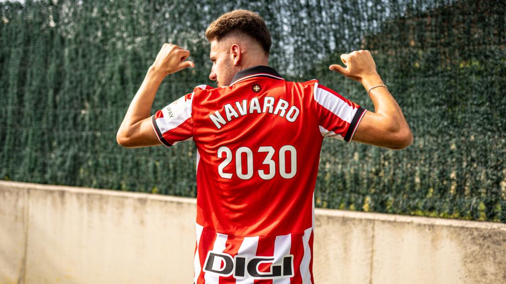 Robert Navarro, con la camiseta del Athletic