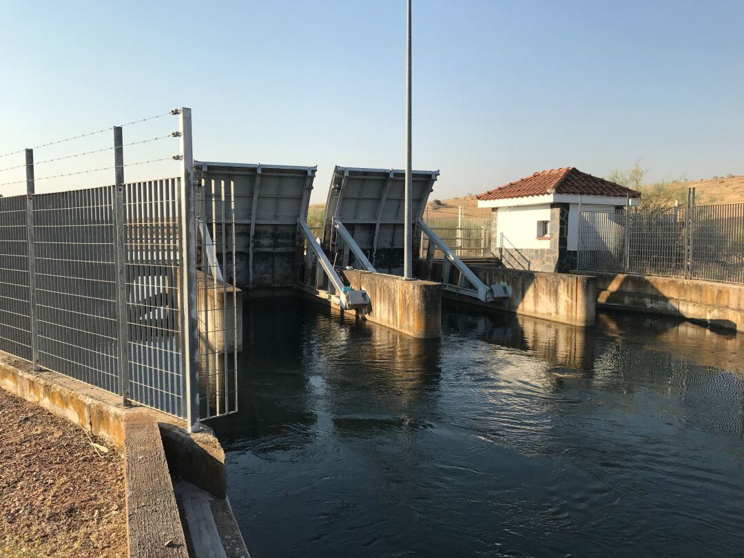 Una de las compuertas de los canales del sistema de riego en Extremadura