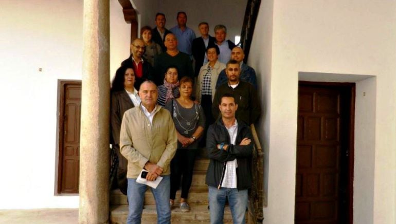 Autoridades municipales con los trabajadores del Taller de Empleo que ha ejecutado la segunda rehabilitación