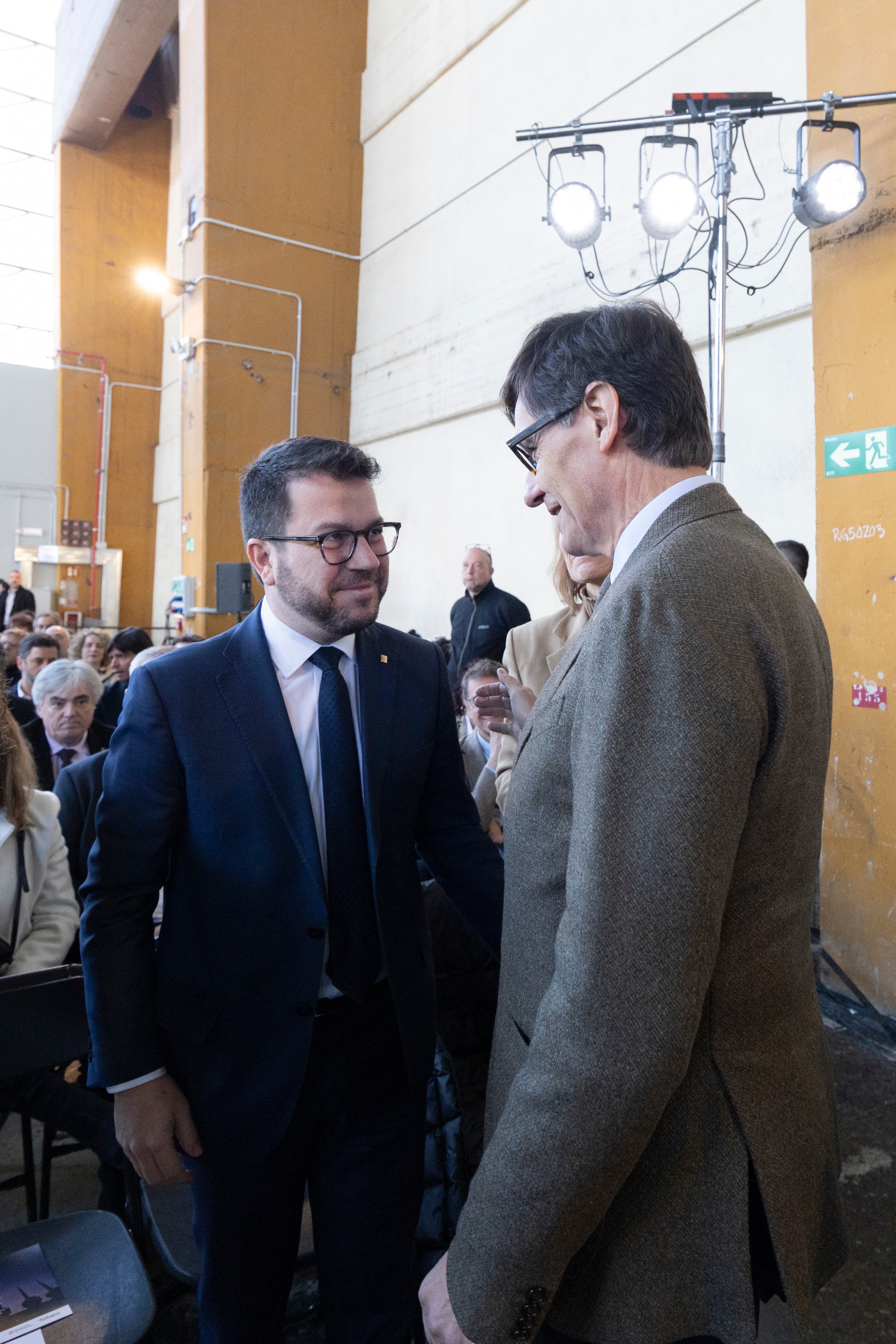 SANT ADRIÀ DE BESÒS (BARCELONA), 29/03/2025.- El president de la Generalitat, Salvador Illa saluda l&#039;expresident de la Generalitat, Pere Aragonès  a l&#039;acte d&#039;impuls del projecte Catalunya Media City, que s&#039;ubicarà a Sant Adrià de Besòs i que vol situar Catalunya com a referent en l&#039;àmbit audiovisual, digital i dels videojocs. EFE/Marta Pérez