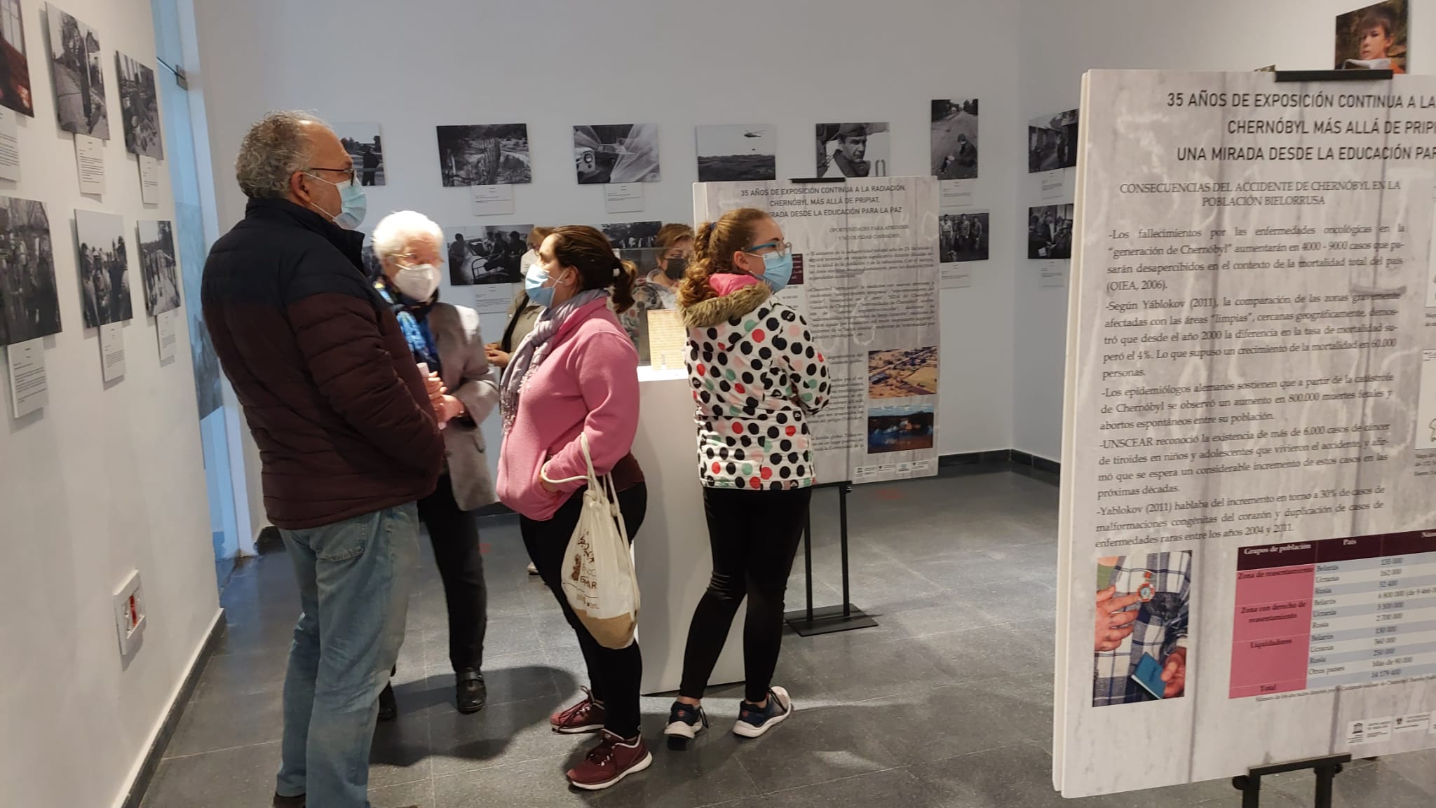 Momento del recorrido por la exposición del público asistente