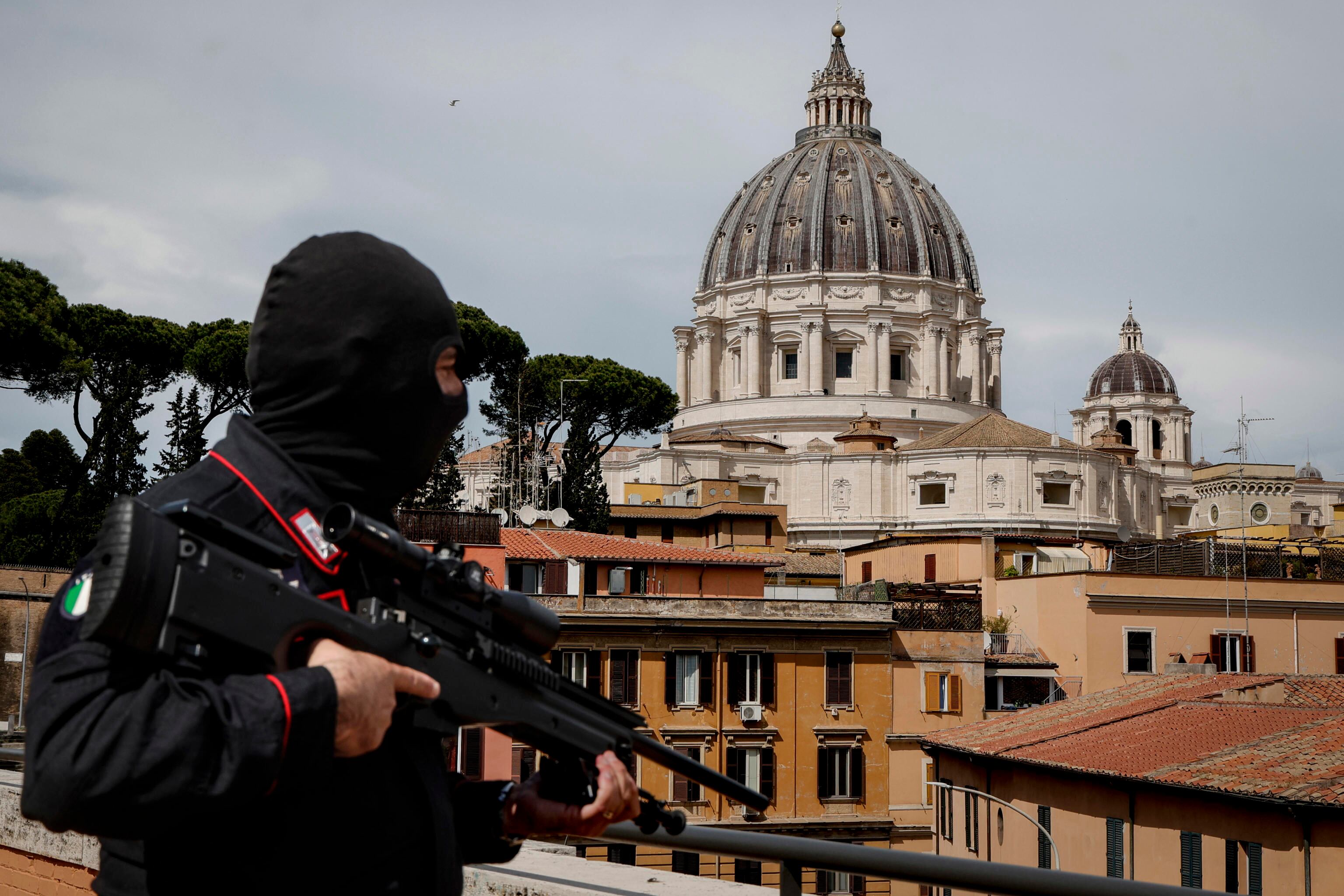 Cierres de museos y vuelos por más de 400 euros: así cambiará el turismo en Roma tras la muerte del papa 