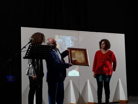 Momento en el que las técnicas del CMIM, Maribel Navarro y Julia Garcia, nos entregan el cuador conmemorativo 