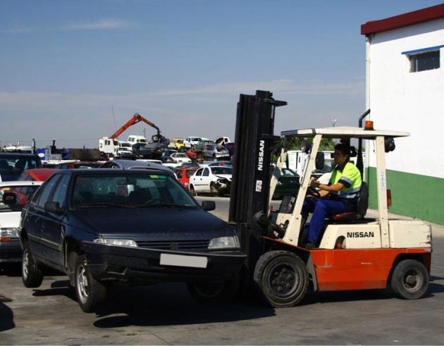 Un vehículo retirado en las instalaciones del desguace ribereño