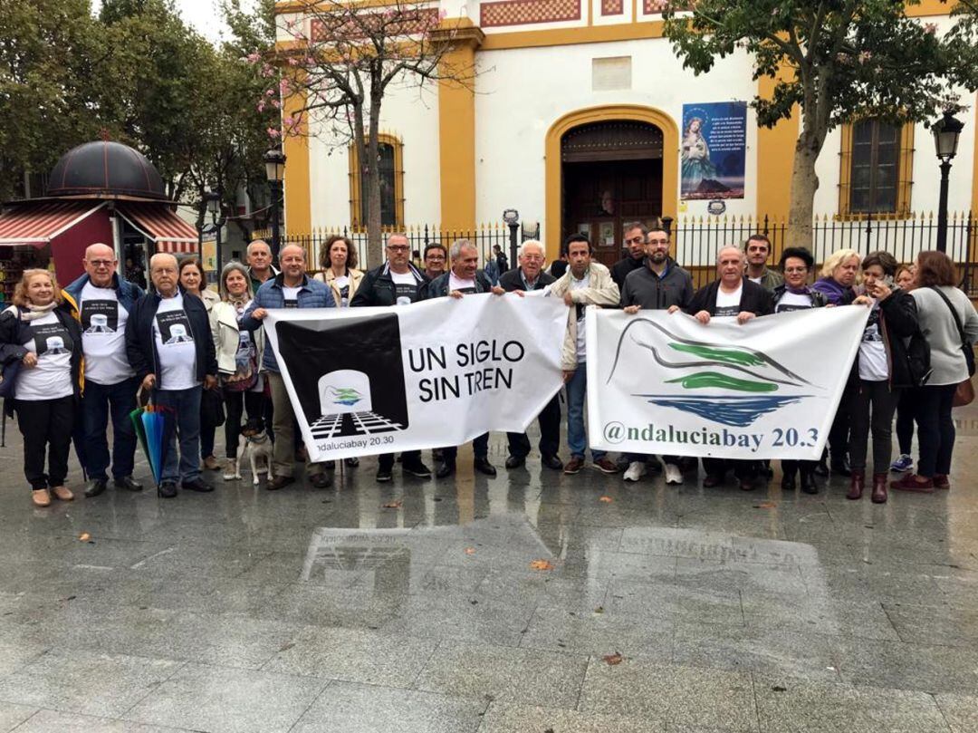 Un momento de la concentración convocada por Andalucía Bay en la Plaza de la Iglesia de La Línea.