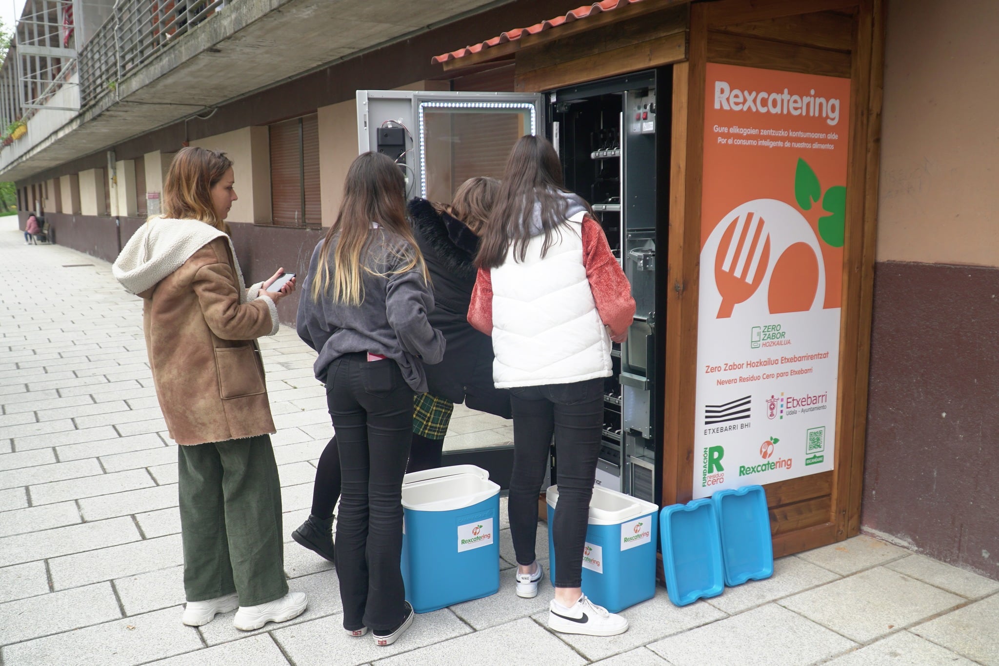 Alumnas del instituto de Etxebarri llenando la máquina de vending.