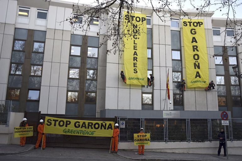 Fotografía facilitada por Greenpeace que ha desplegado esta mañana dos pancartas en la fachada del Consejo de Seguridad Nuclear (CSN) en Madrid contra la reapertura de la central nuclear de Santa María de Garoña (Burgos). 