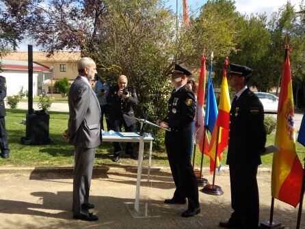 El policía José Luis Fernández Díez ha recibido uno de los homenajes de la jornada con motivo de su jubilación tras 38 años de servicio en Aranda