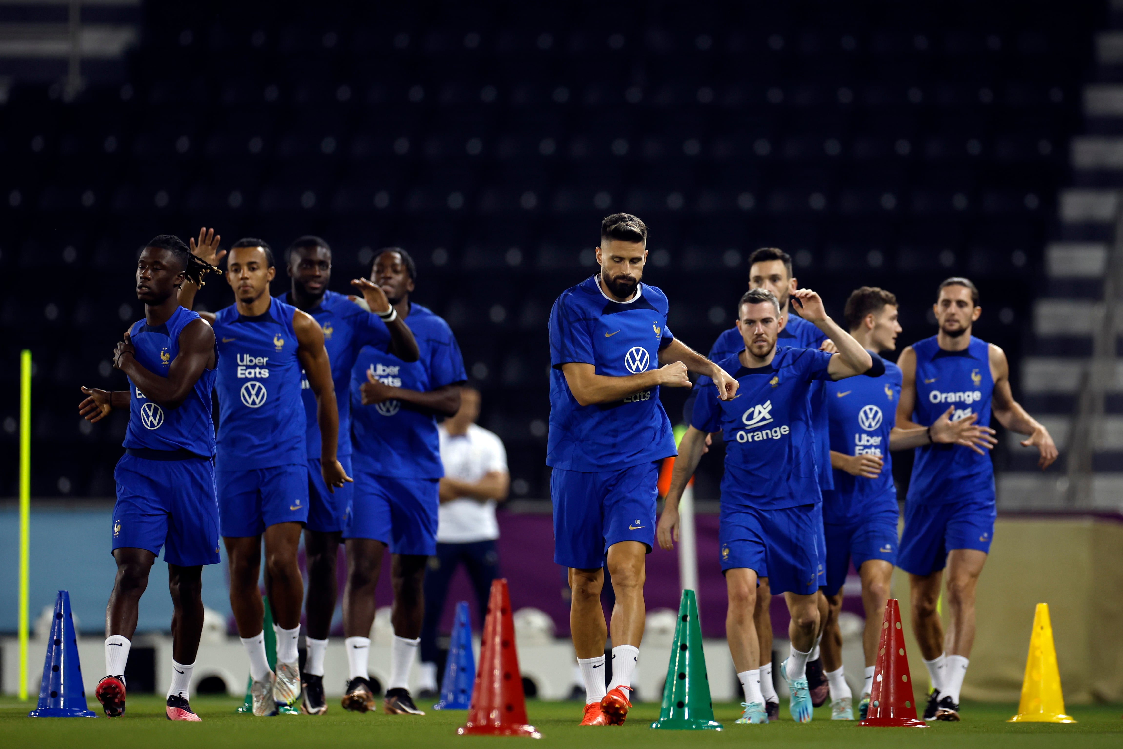 El jugador de Francia Olivier Giroud y varios de sus compañeros participan en un entrenamiento antes de la final del Mundial