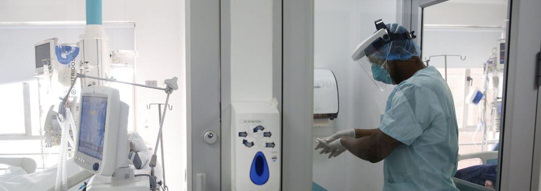 Un enfermero se prepara para ingresar en la unidad de cuidados intensivos