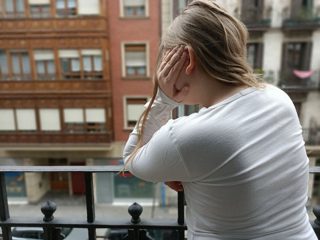 Una mujer, en la terraza.