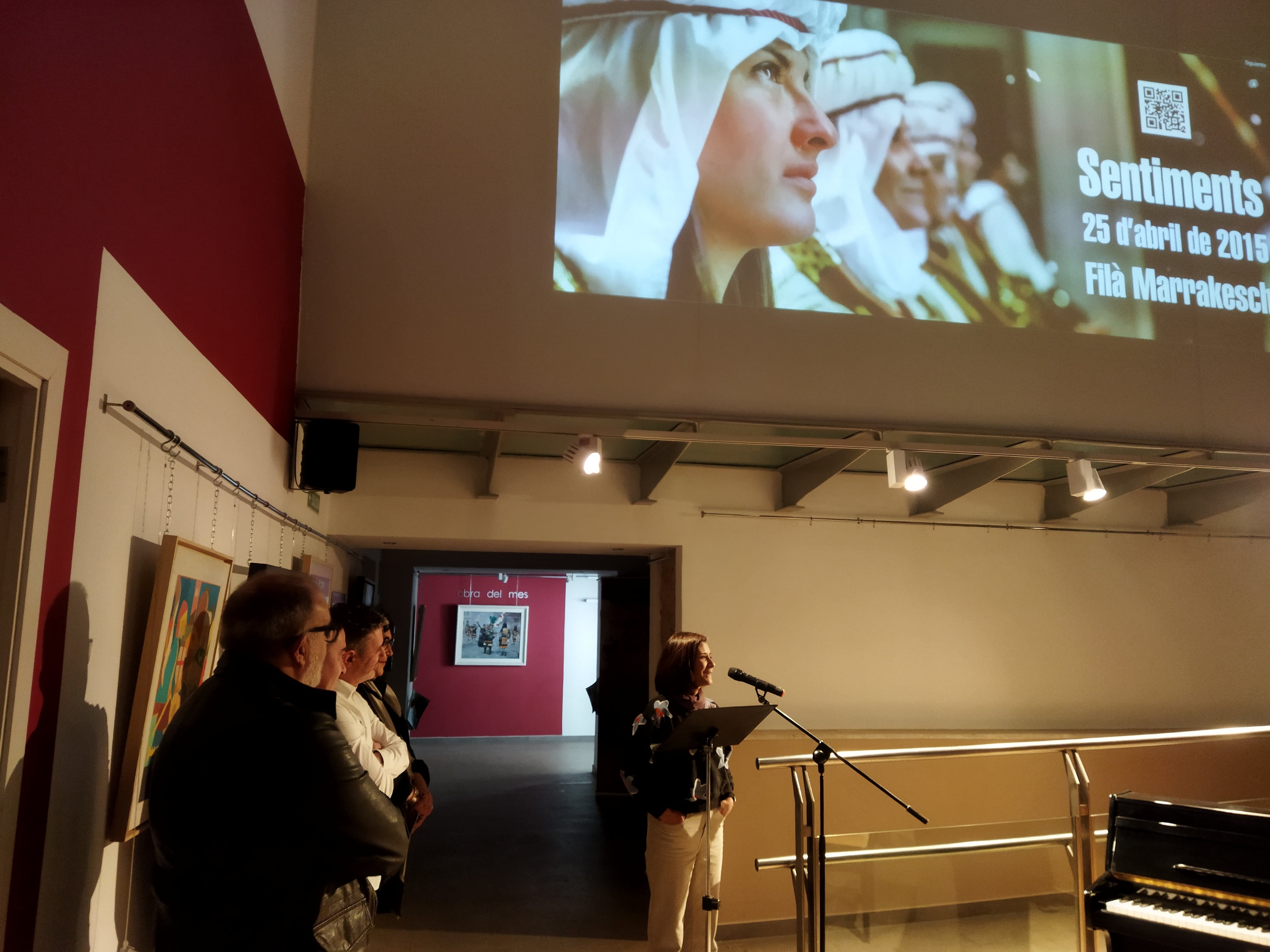 Tania Aznar, una de las integrantes de la Diana de los Marrakesch de 2015, hablando durante la presentación de &#039;Sentiments&#039; celebrada este domingo en el Museu Alcoià de la Festa.