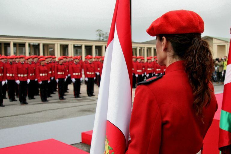 Una agente de la Ertzaintza viste la txapela durante el acto de licenciatura