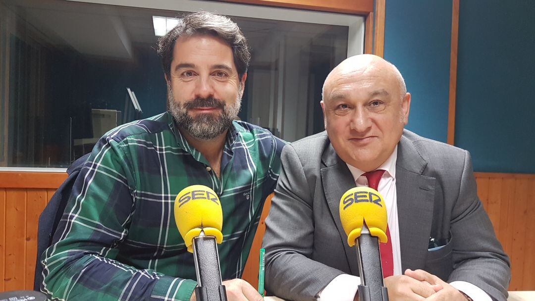 Román San Emeterio y Miguel del Río en el estudio de La Ventana de Cantabria