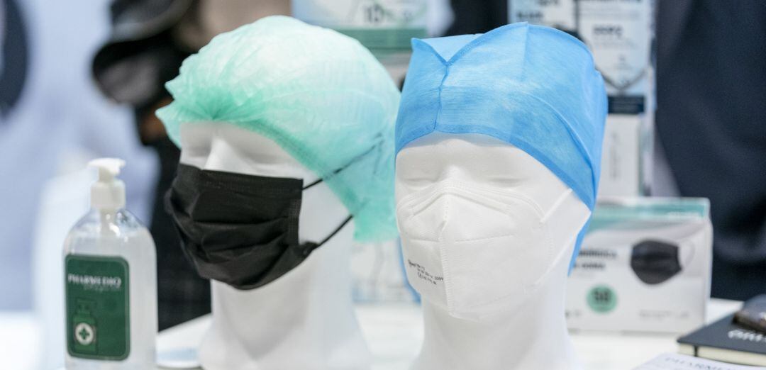 Dos maniquíes con mascarillas