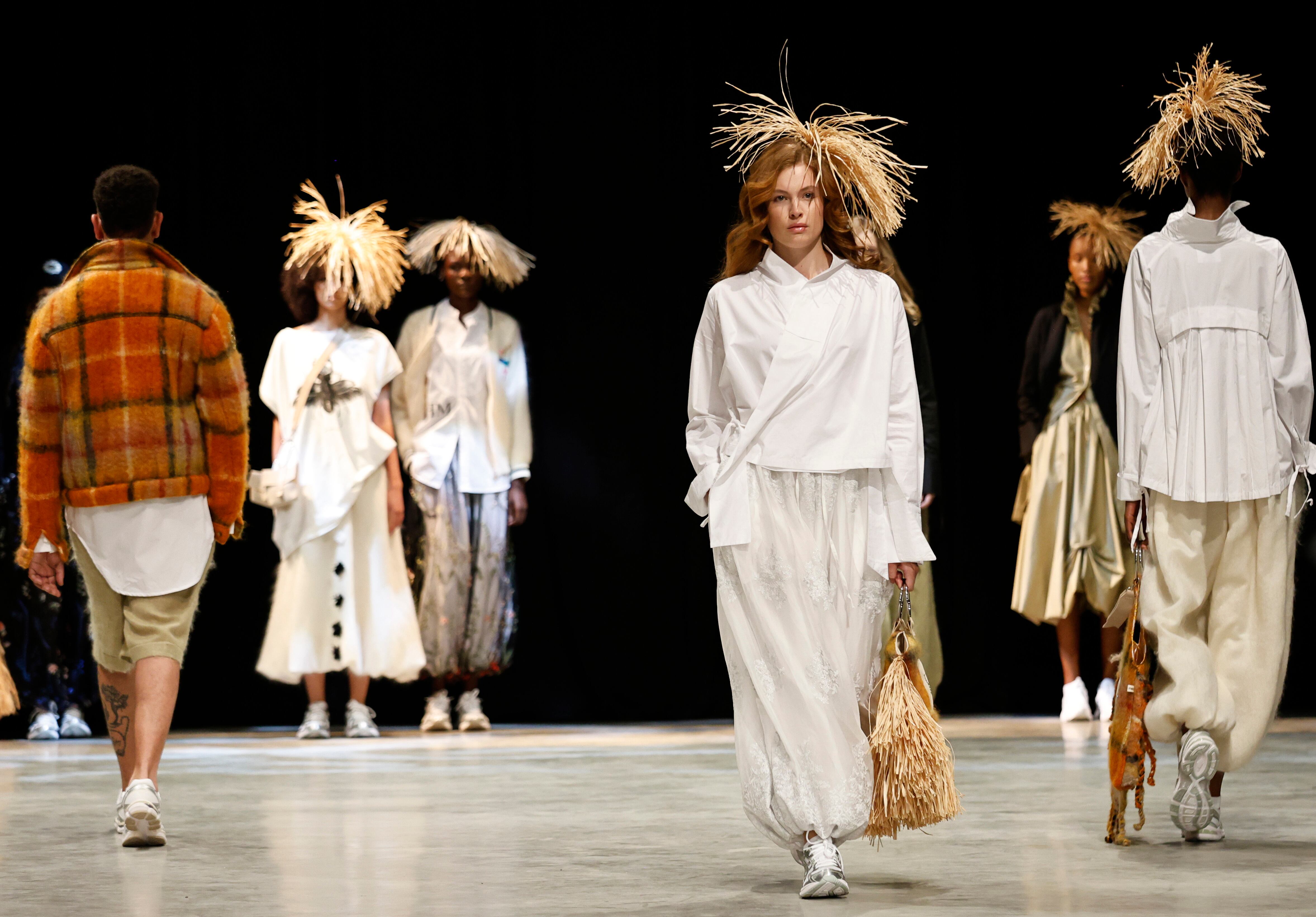 Johannesburg (South Africa), 23/04/2026.- Models present creations by Helon Melon fashion label during South African Fashion Week (SAFW) SS26 Designer Collections at the Cirk in Johannesburg, South Africa, 23 April 2026. The fashion event takes place from 22 to 25 April 2026. (Moda, Sudáfrica, Johannesburgo) EFE/EPA/KIM LUDBROOK