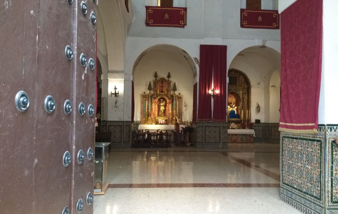 Visión del interior de San Antonio de Padua desde la puerta principal del templo