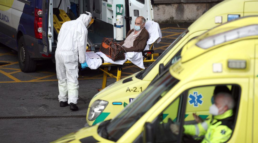 Un paciente es trasladado a un hospital. 