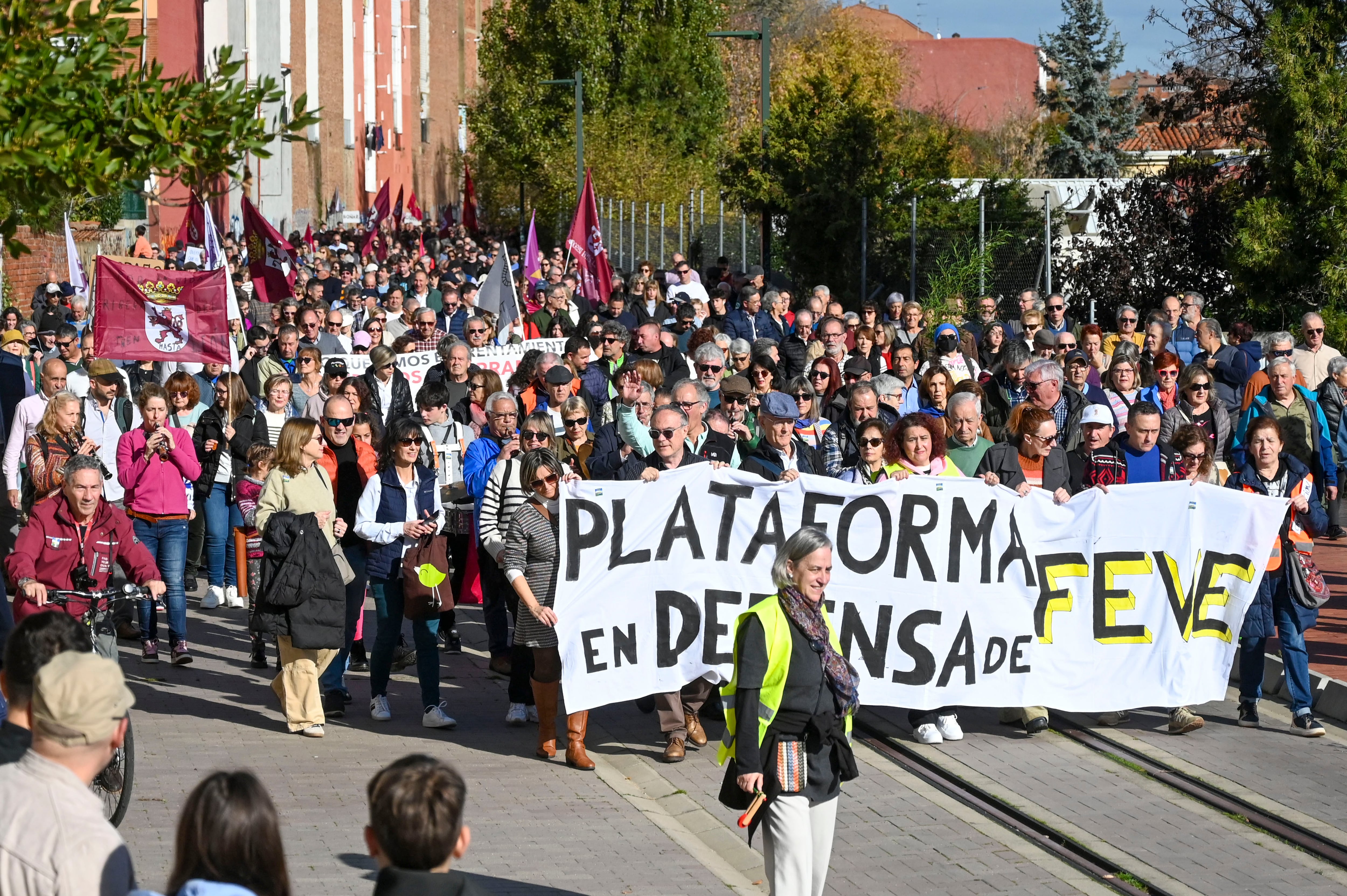 LEÓN, 17/11/2024.- Miles de personas han reclamado este domingo en León soluciones para el servicio del Ferrocarril de Vía Estrecha (Feve) y que el tren llegue hasta el centro de la capital leonesa como lo hacía hasta el 2011, año en el que un proyecto tranviario sin finalizar lo dejó a las afueras de la ciudad. Desde el apeadero de La Asunción-Universidad de Feve, la última parada antes de llegar a León, se han congregado manifestantes, entre 5.500 y 6.000 según datos de la Policía Local, que tras una pancarta con el lema &#039;Plataforma en defensa de Feve&#039;, convocante de la marcha, y al son de dulzainas, carracas y gaitas han recorrido el trayecto que une el apeadero con la estación de Matallana en el centro de León. EFE/ J. Casares
