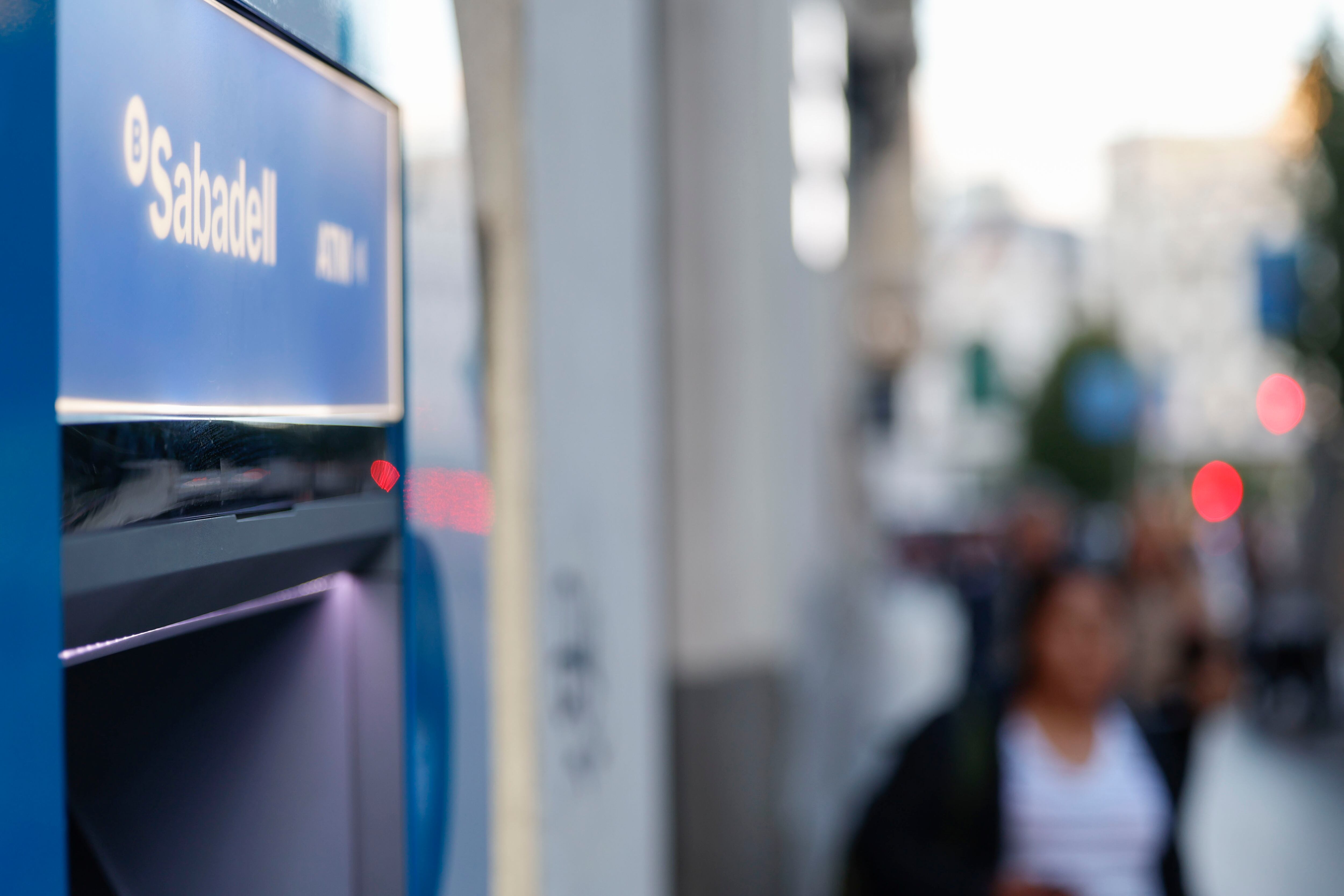 MADRID 06/05/2024.-  Un cajero del Banco Sabadell en el centro de Madrid, este lunes. El BBVA &quot;lamenta&quot; que el Banco Sabadell &quot;haya rechazado una oferta tan atractiva&quot;, después de que la entidad catalana haya considerado este lunes que la propuesta del primero &quot;infravalora significativamente&quot; al banco y sus perspectivas de crecimiento de forma independiente. EFE/ Mariscal
