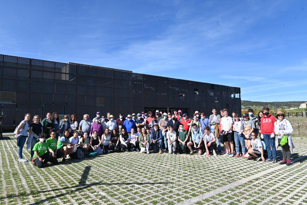 El grupo de alumnos y profesores que ha participado en la jornada &#039;Limpiemos la Sierra&#039;