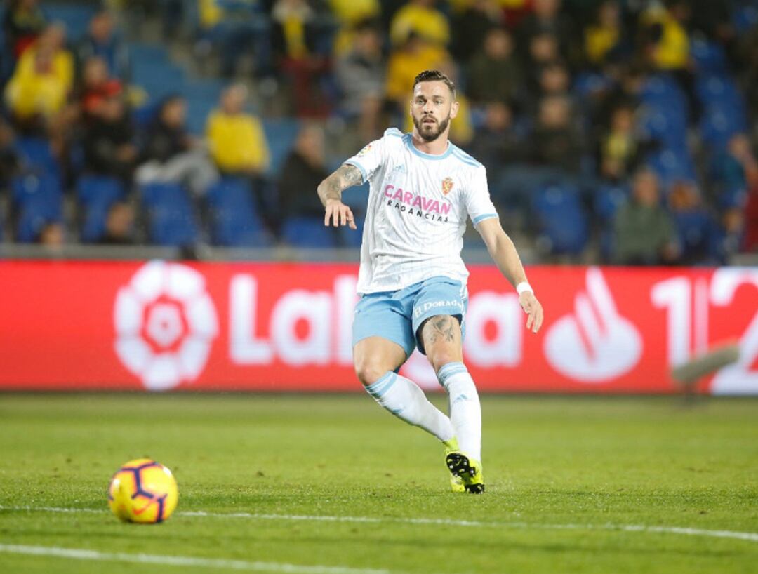 Álvaro Vázquez, en la acción de su gol en el último partido en Las Palmas