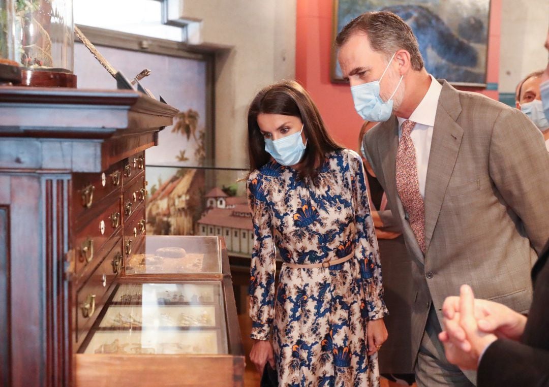 Los Reyes observan una vitrina en su visita al Museo Nacional de Ciencias Naturales (MNCN), el15 de junio de 2020. 