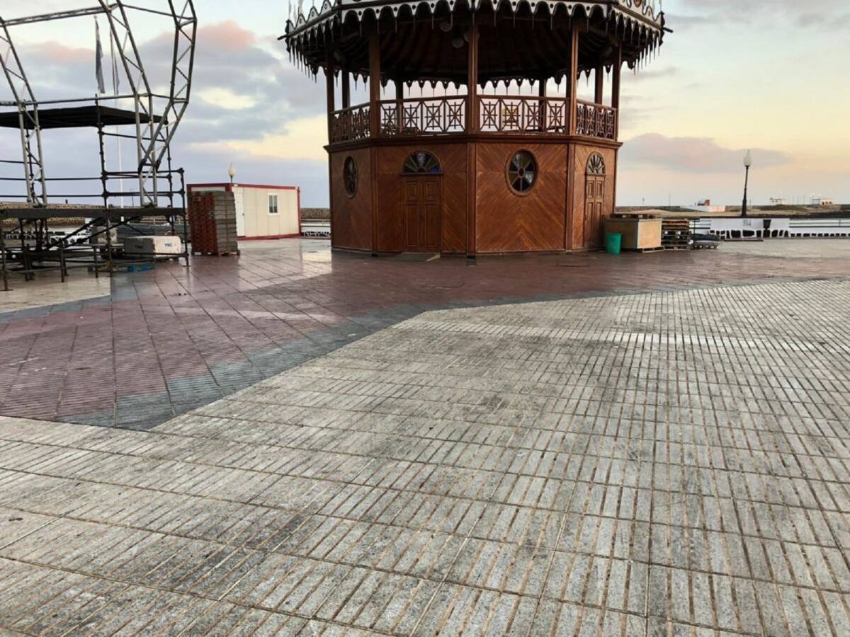 El parque Ramírez Cerdá de Arrecife sin limpiar cuatro días después del sábado de Piñata