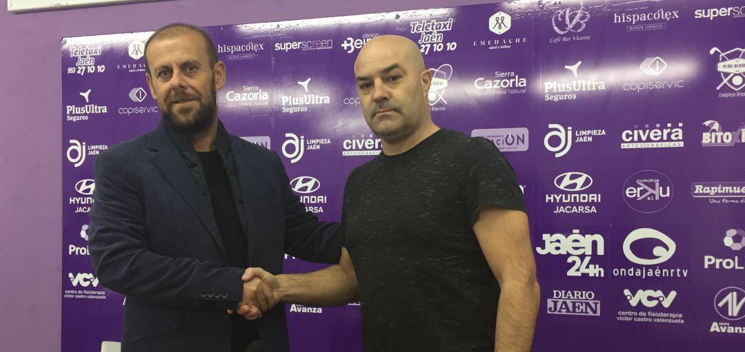 Bernardo Plaza, a la izquierda, estrecha la mano del nuevo Director Deportivo, José Antonio Presa 'Puskas'.