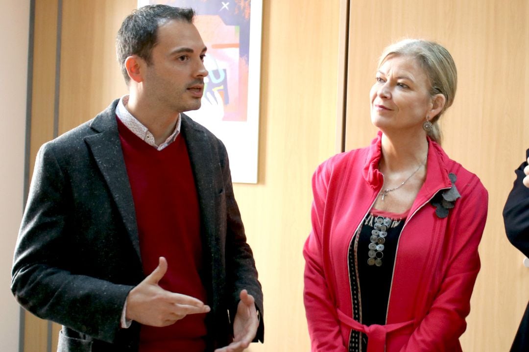 El alcalde de Onda, Ximo Huguet, y la consellera de Justicia, Gabriela Bravo, en la presentación de la oficina de atención a las victimas de la Guerra Civl y la dictadura