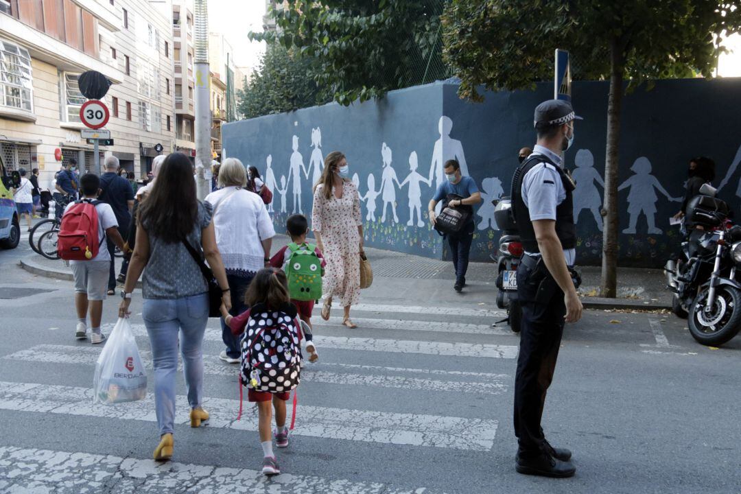 Un policía regula el acceso a la escuela Vedruna de Girona, el 14 de septiembre de 2020