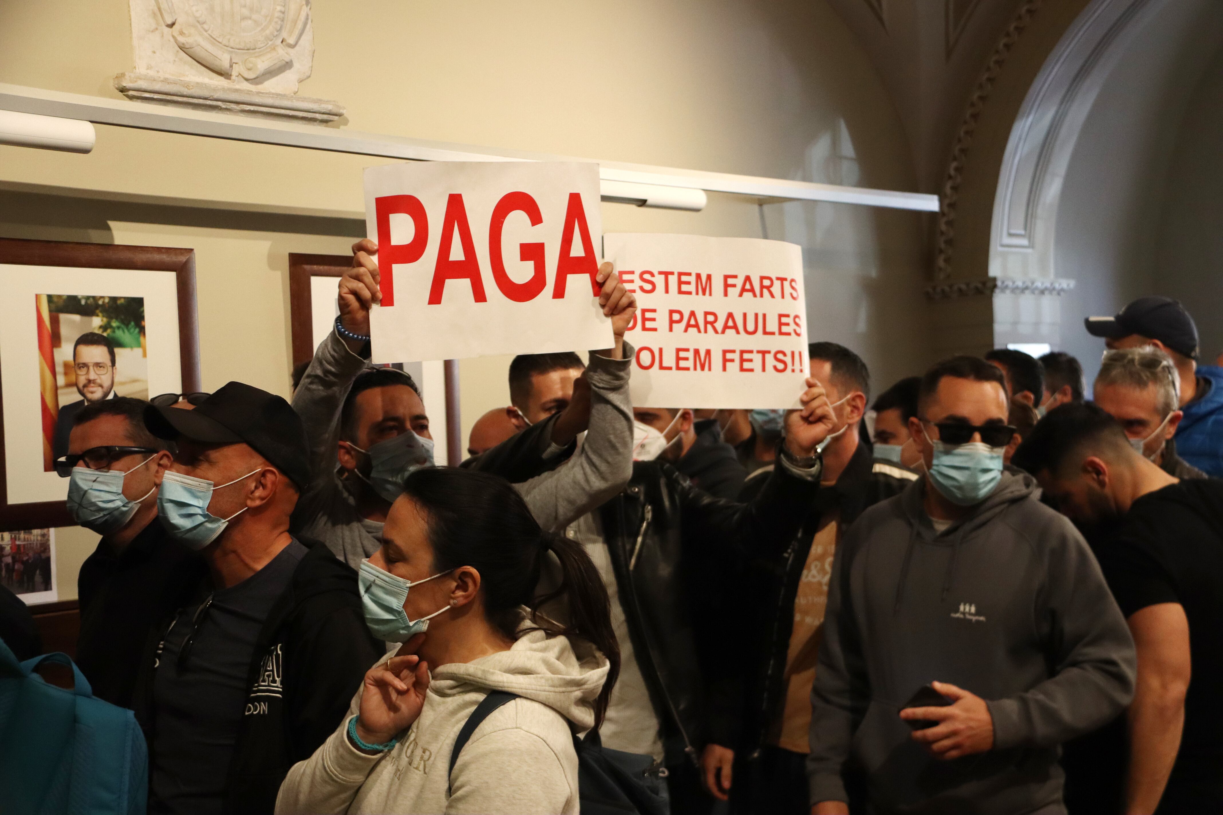 Agents de la Guàrdia Urbana de Tarragona durant la seva estada al ple municipal