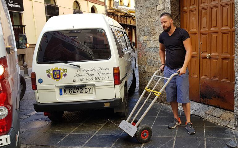 Repartidor de productos de hostelería en plena tarea en Granada