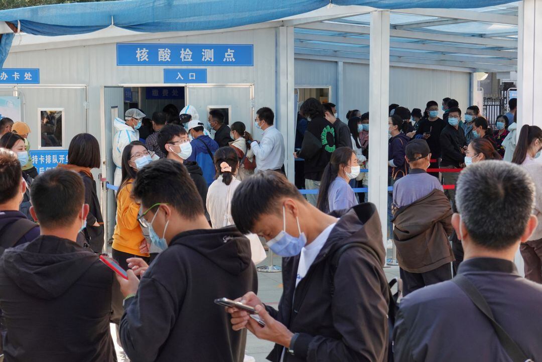 Ciudadanos chinos en fila para hacerse test de coronavirus en la provincia de Shandong