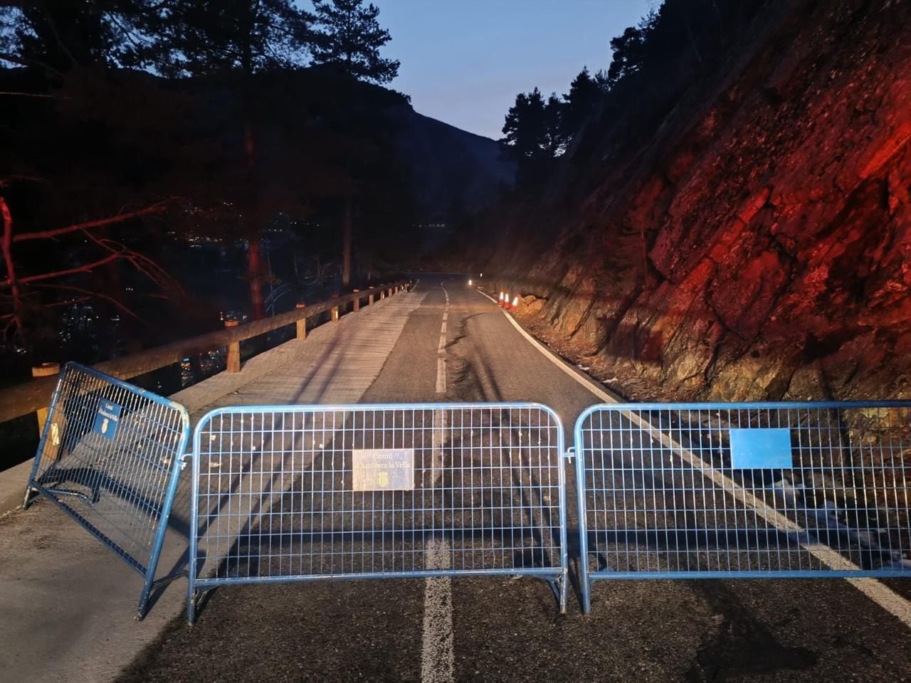 La carretera de la Comella tallada al trànsit.