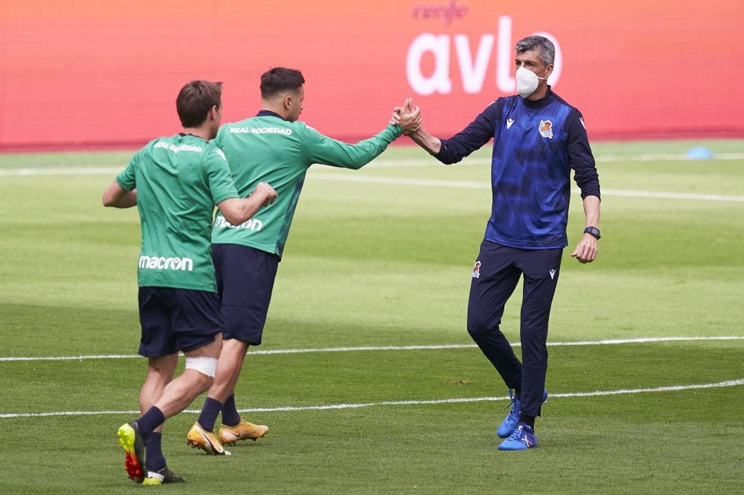 Imanol Alguacil dirigiendo el entrenamiento de hoy en La Cartuja