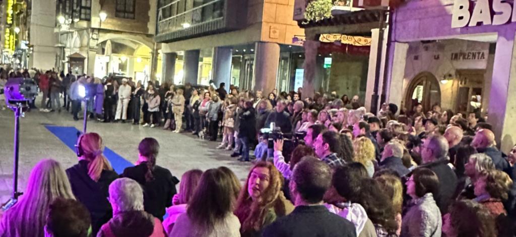 Expectación popular ante la llegada de actrices y actores a la gala del Festival Internacional de Cortos de Aranda