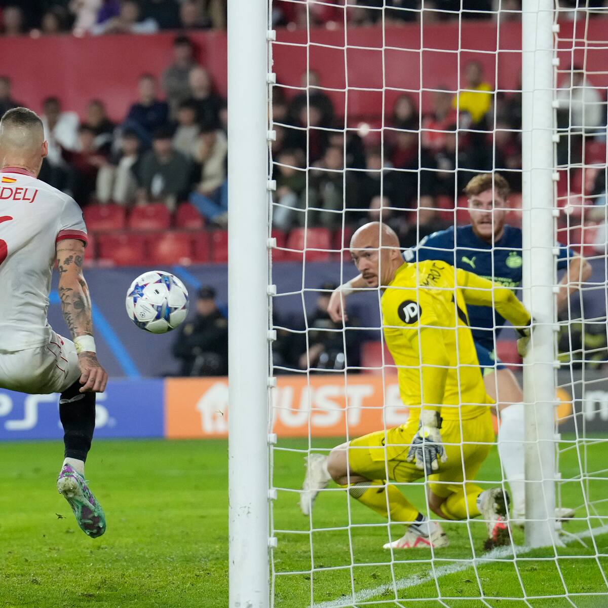 La expulsión de Lucas Ocampos deja al Sevilla fuera de la Champions League