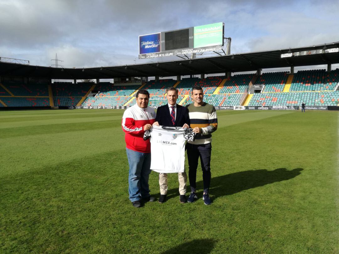 Octavio Mora (i), Larrazábal en el centro y Jorge Perona, el segundo entrenador.