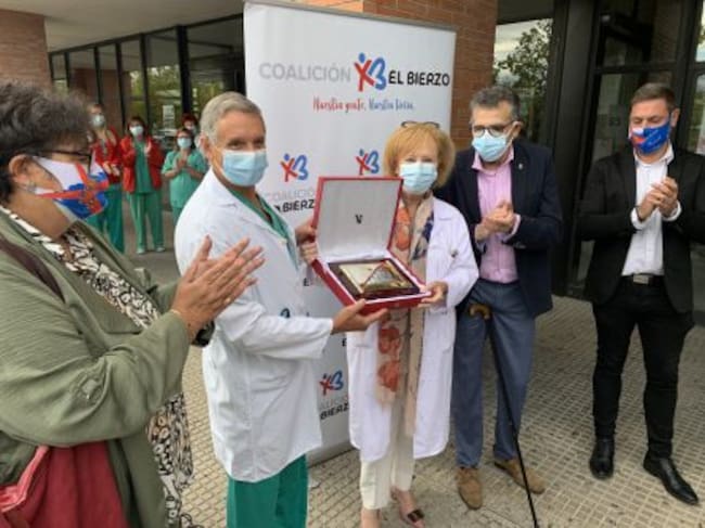 La gerente y el jefe de la UCI recogen el galardón en nombre de "las líneas de defensa sanitarias".