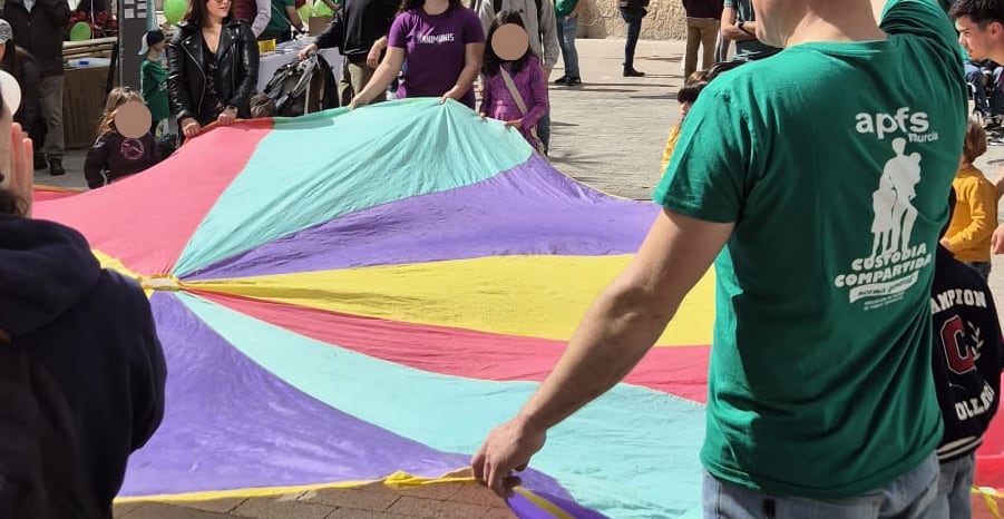 Participantes de APFS realizan actividades con menores en la plaza de Santo Domingo durante la jornada reivindicativa del Día del Padre.