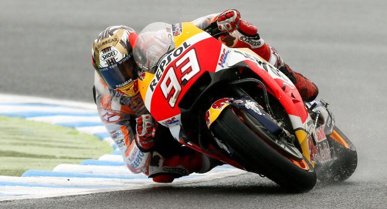 Márquez maneja su moto en Motegi