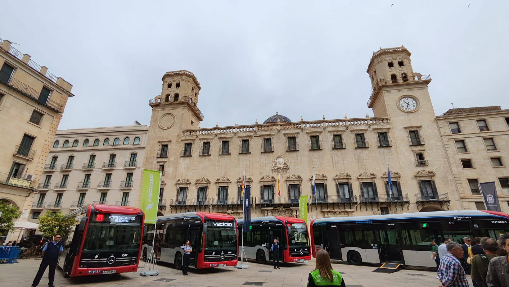 Los cuatro nuevos autobuses urbanos eléctricos de Alicante con el Ayuntamiento de fondo