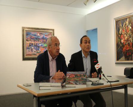 Miguel Ángel Páez, y el secretario de la Fundación Menchu Gal, Joxe Joan González de Txabarri durante la presentación de la exposición