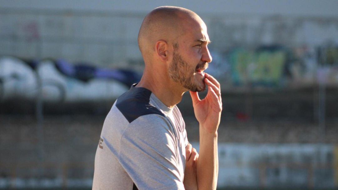 Ignacio Alfonso dirigiendo al equipo en un entrenamiento 