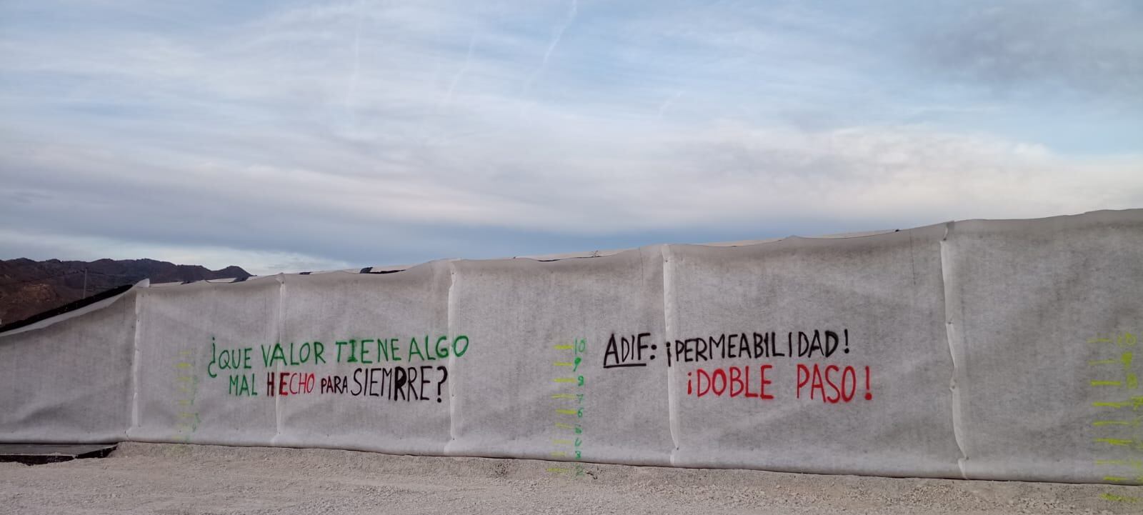 Mensajes reivindicativos en las lonas de las obras del AVE en Tercia