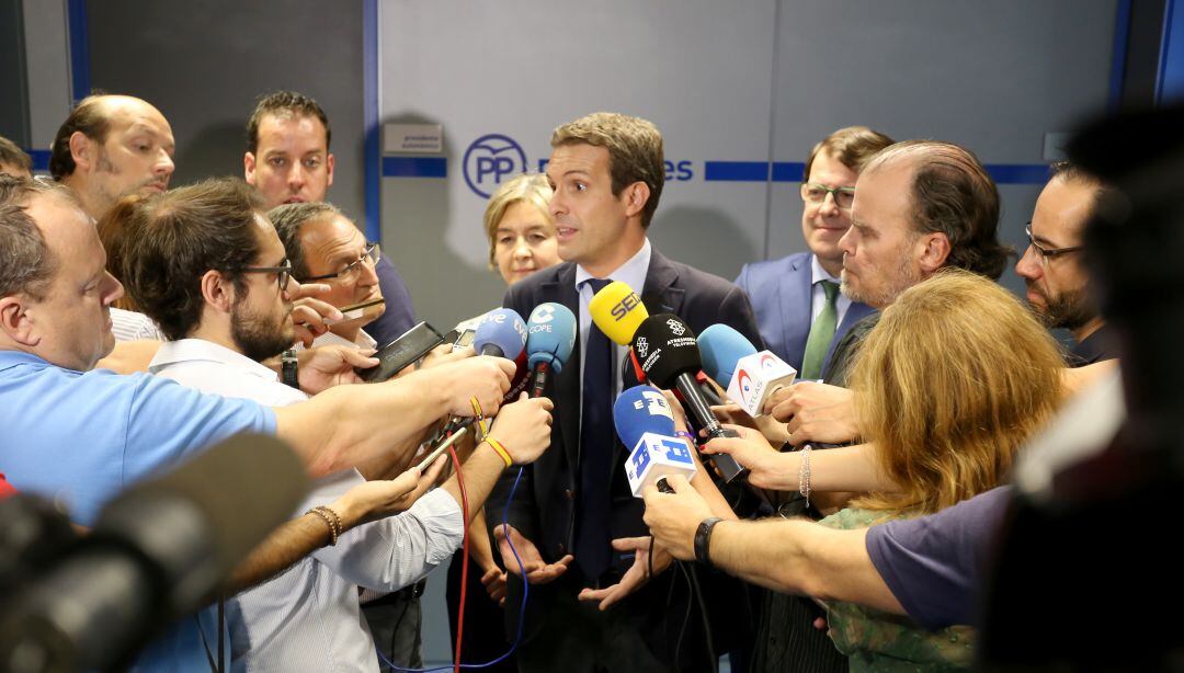 El presidente del PP, Pablo Casado, atiende a los medios en la sede del PP de Castilla y León